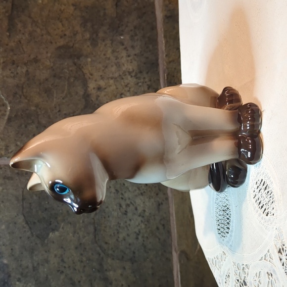 Vintage Blue-eyed Siamese Ceramic Cat Figurine - Picture 3 of 7